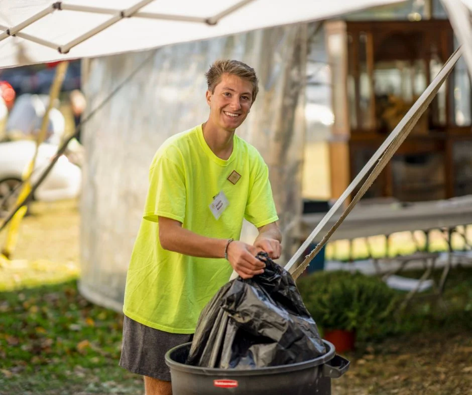 2019_Volunteer Collecting Trash_Fair